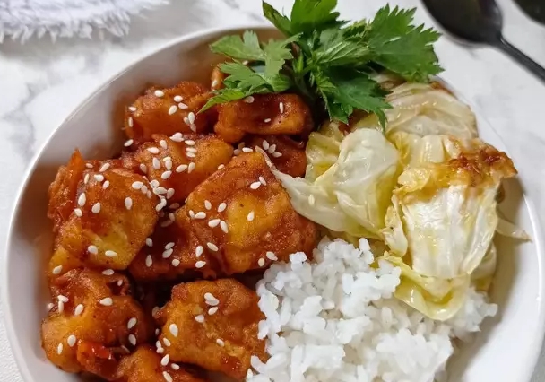 Rice Bowl Tahu Pedas Manis dan Kol Goreng