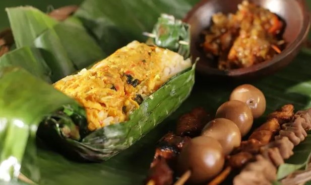 Resep Nasi Bakar Ayam Suwir Kemangi Pedas